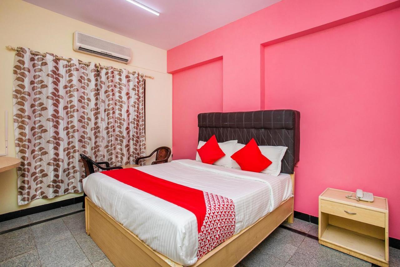 Oyo 25036 Suraksha Residency 3*